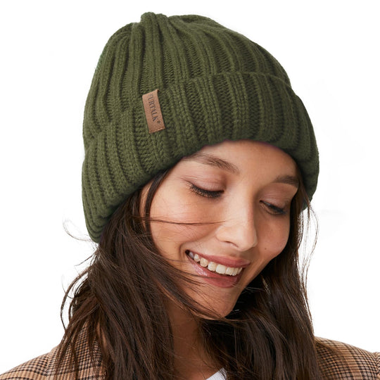 Olivegrüne Strickmütze für Damen, chunky Rippstrick, Umschlagkante mit braunem Label