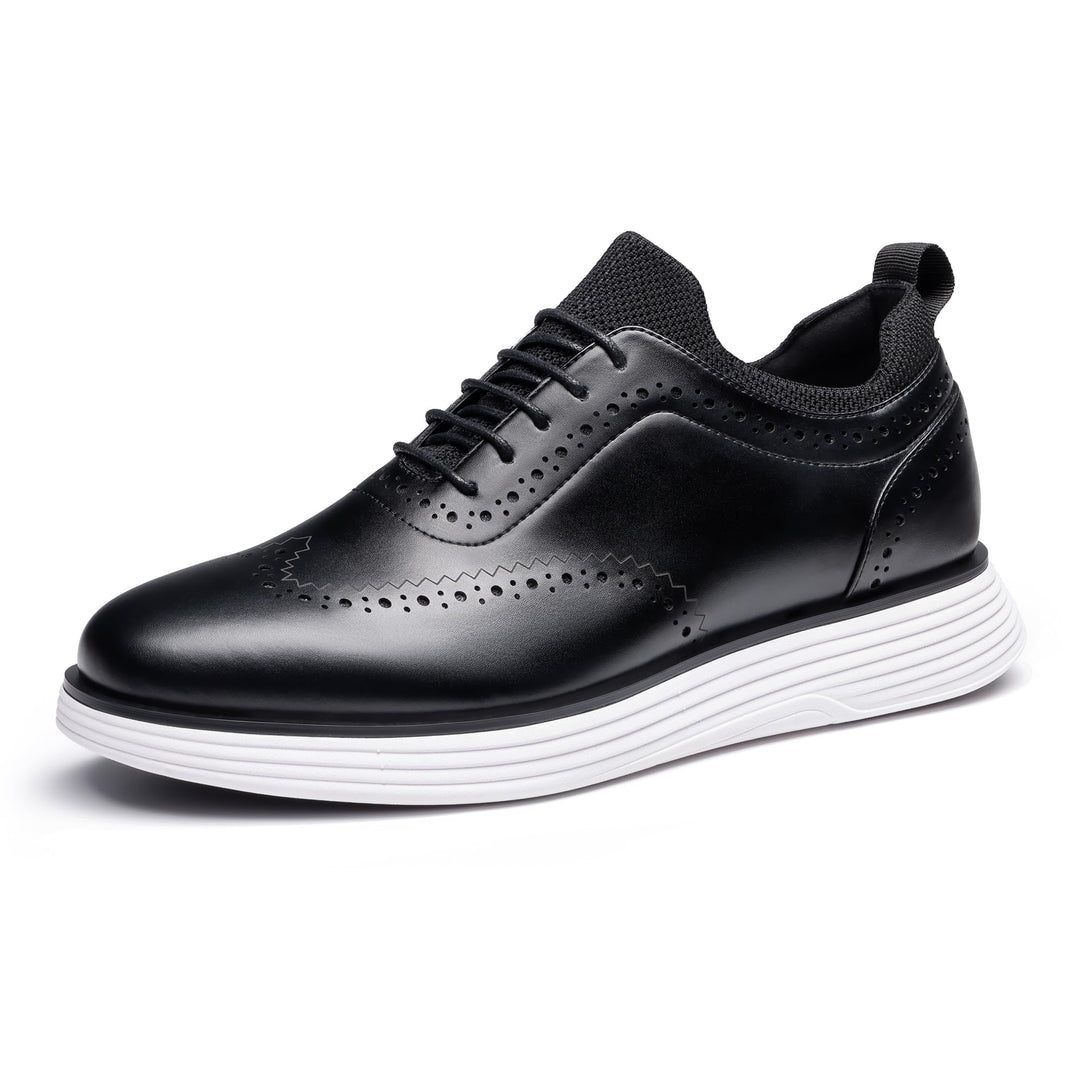 Schwarzer wingtip sneaker mit Schnürung, Perforationsmuster und dicker Kontrastsohle
