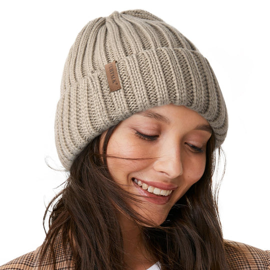 Beige Strickmütze für Damen, chunky Rippstrick, Umschlagkante mit braunem Label