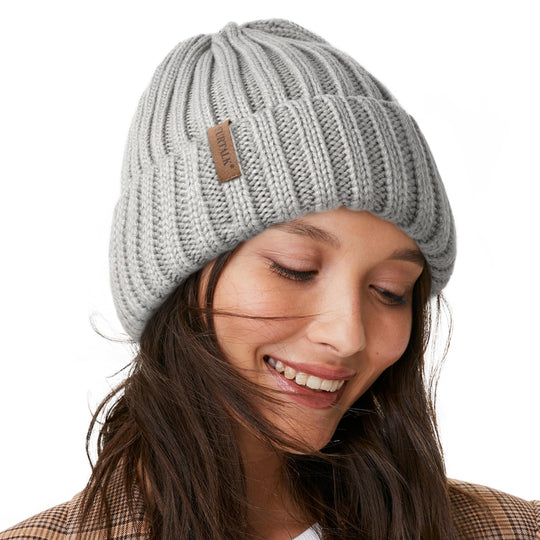 Hellgraue Strickmütze für Damen, chunky Rippstrick, Umschlag mit braunem Label