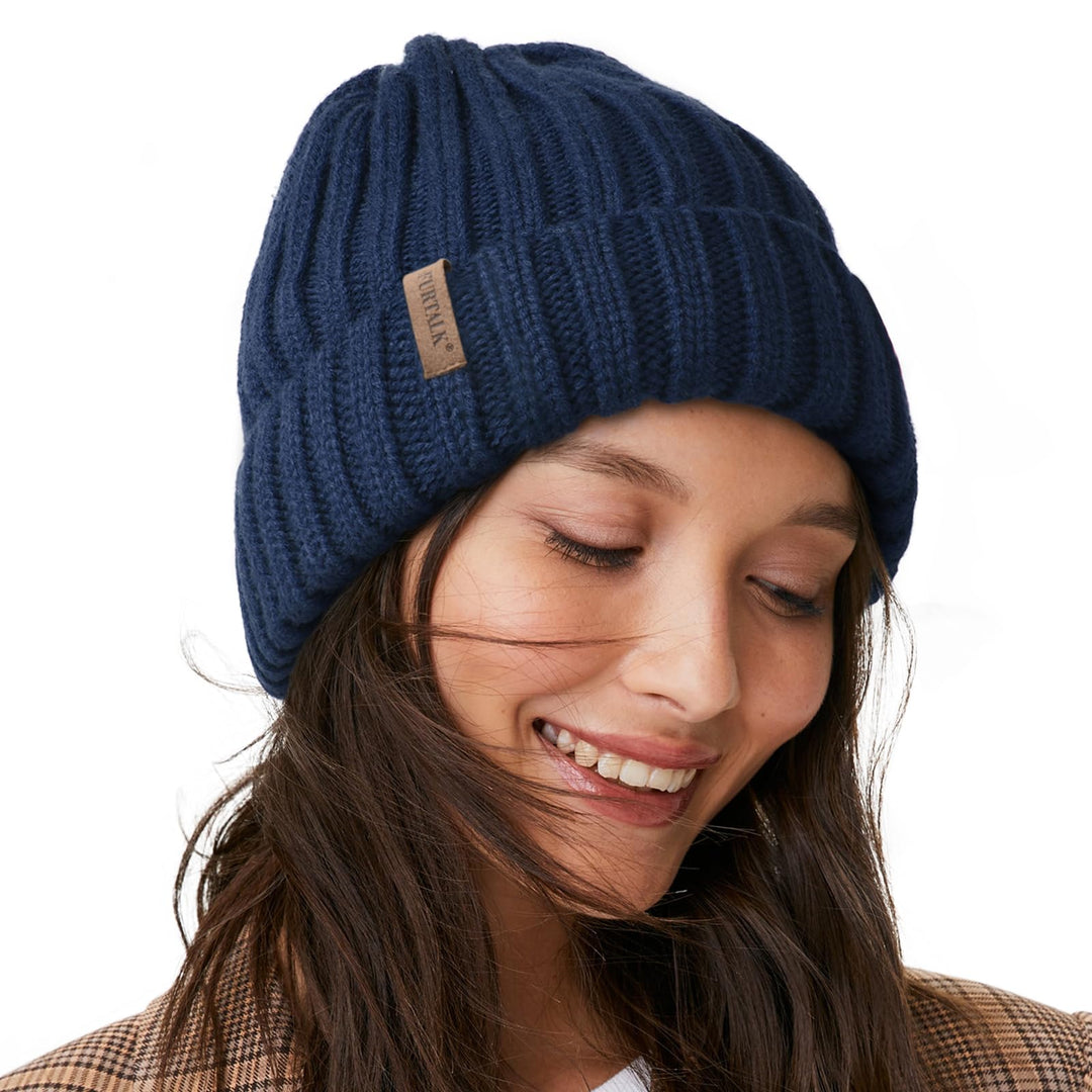 Dunkelblaue Strickmütze für Damen, kräftiger Rippstrick, Umschlag mit braunem Label