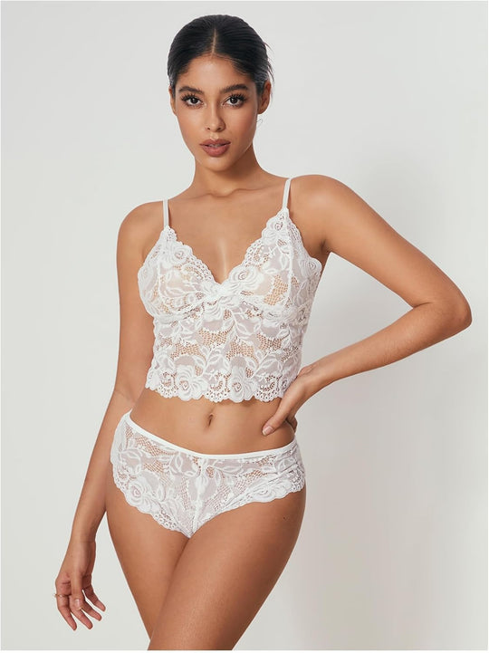 Weißes Spitzen-Cami-Top und passende Unterwäsche-Shorts am Modell