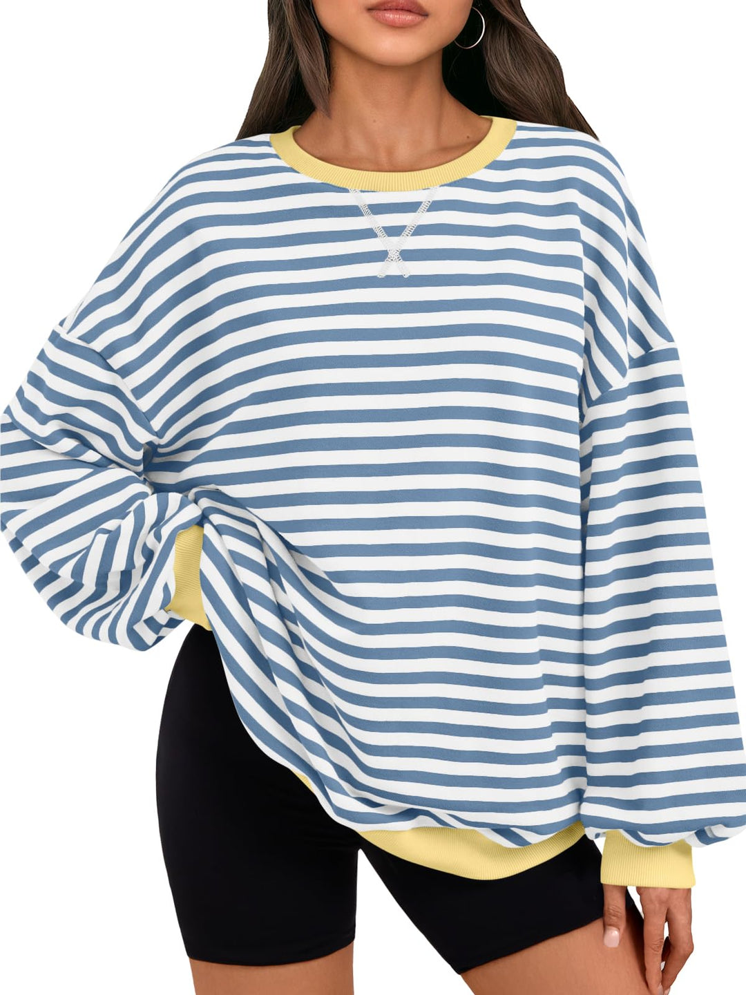 Oversize Sweatshirt mit blau-weißen Streifen, gelbem Rundbund und Ärmelbündchen