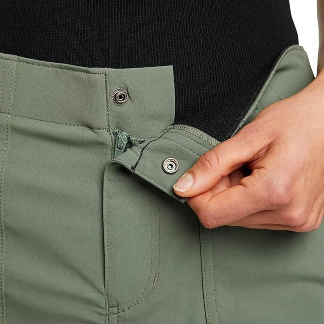 Bund-Detail an Bermuda-Shorts: Knopfverschluss und Ösenbefestigung