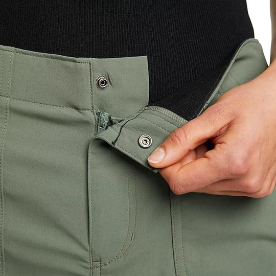 Bund-Detail an Bermuda-Shorts: Knopfverschluss und Ösenbefestigung