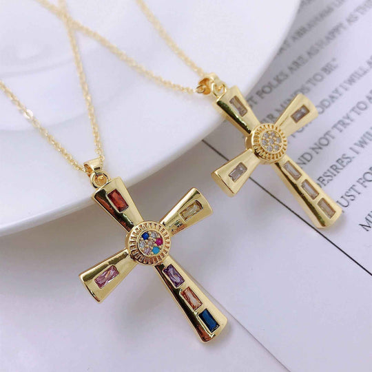 Goldfarbene Kreuz-Anhänger-Kette mit bunten Steineinsätzen, am Kettenglied befestigt