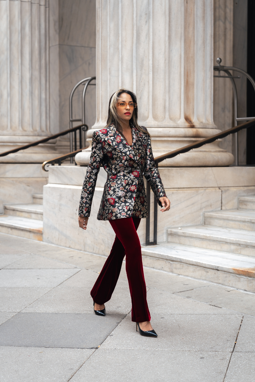Blazer in Schwarz mit rotem und goldfarbenem Blumenmuster, tailliert mit Knopfreihe
