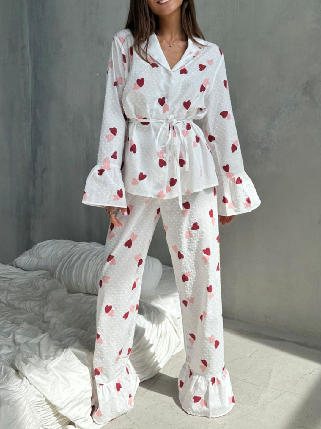 Long Sleeve and Pants Lounge Set mit roten Herzprints, Bindegürtel und Schlaghosen