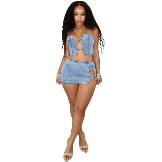 Ensemble jean bleu clair : haut bandeau ajouré et mini-jupe avec découpes latérales