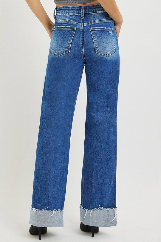 Jeans hinten: mittelblauer Denim mit Gesäßtaschen und fransigem Umschlag