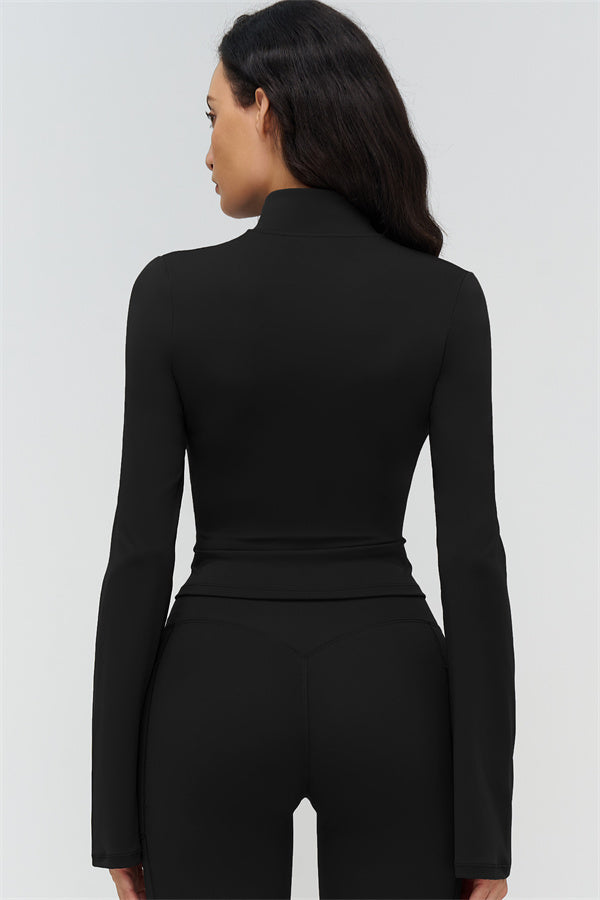 BoldFit Set, schwarz: Rückansicht der Jacke mit hohem Kragen und weitem Bein der Leggings