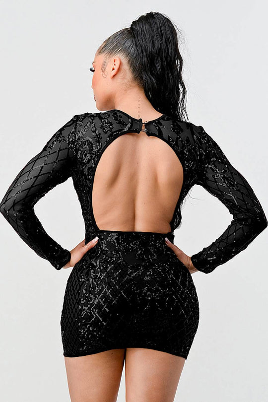Vestido mini ceñido negro de lentejuelas, espalda abierta con detalle tipo correa