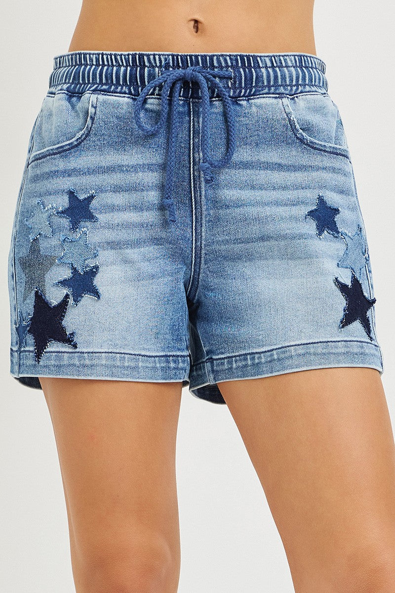 RISEN Jeansshorts mit Stern-Patches, elastischer Bund und Kordelzug, mittelblau