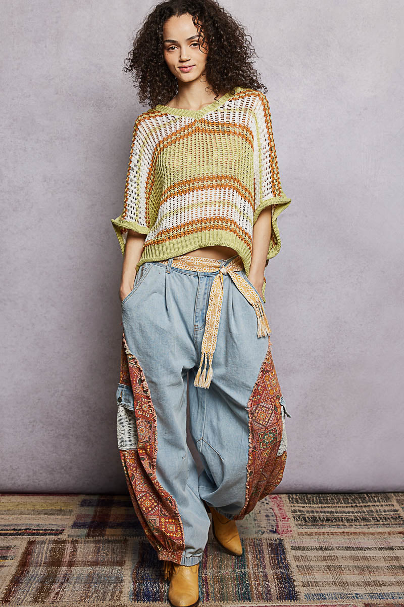 Camiseta de punto oversize con rayas verde lima, blanco y naranja, dobladillo con flecos