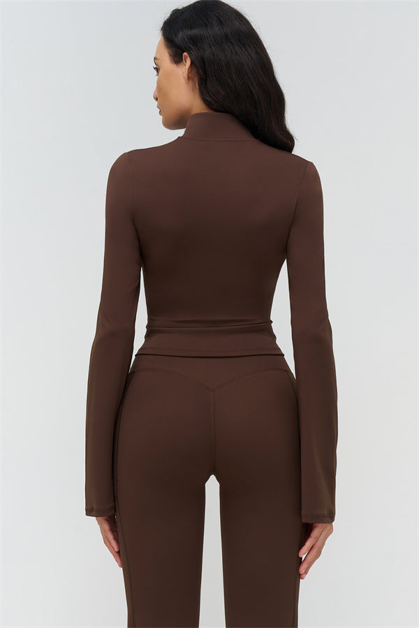 Parte trasera del set: chaqueta marrón de cuello alto y leggings acampanados