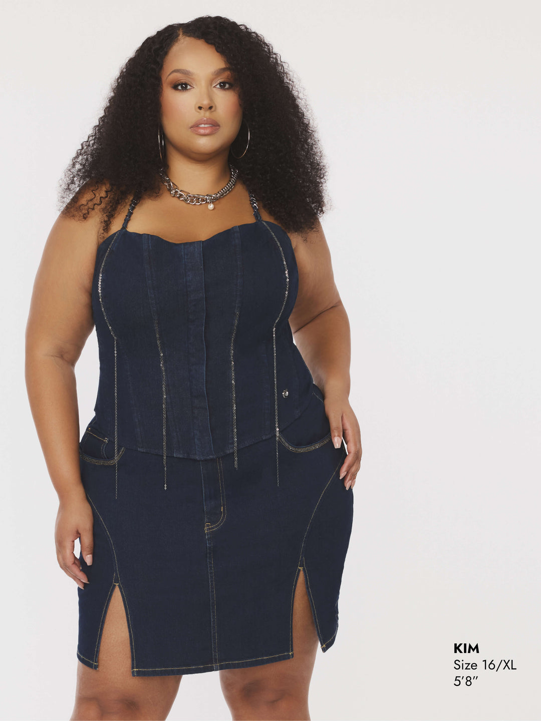 Bustier de mezclilla azul con tiras de cadena, escote cuadrado y cierre frontal metálico.