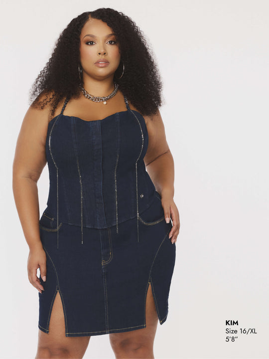 Bustier de mezclilla azul con tiras de cadena, escote cuadrado y cierre frontal metálico.