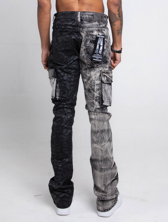AJ33SK-2 Stacked Jeans: links schwarz, rechts grau, mit Cargo-Taschen und Label
