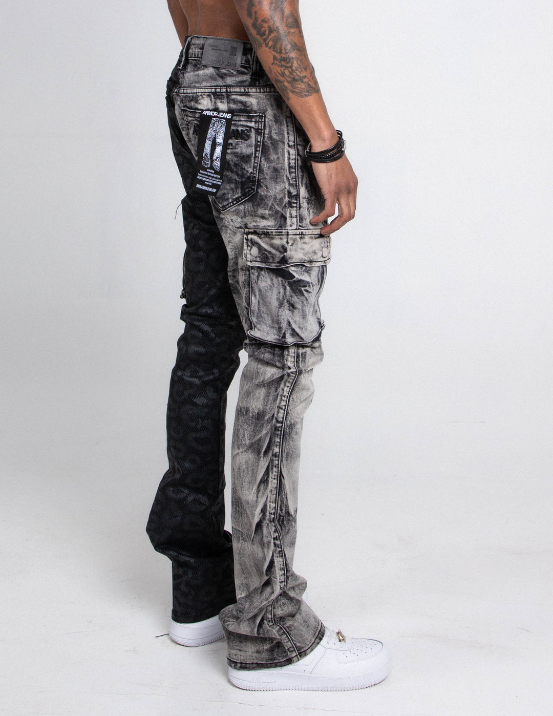 AJ33SK-2 Stacked Jeans hell/dunkel: Cargo-Tasche mit Patch, Knopf- und Reißverschluss