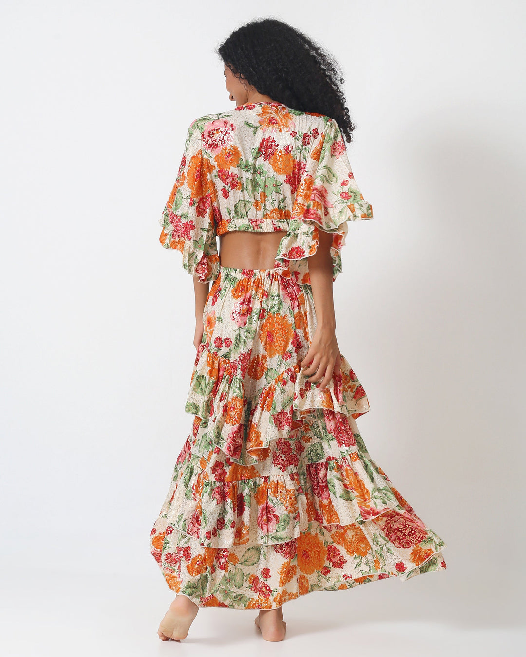 Cabo Dress von hinten: Blumenmuster, geraffter Taillenbund, lange Rockstufen
