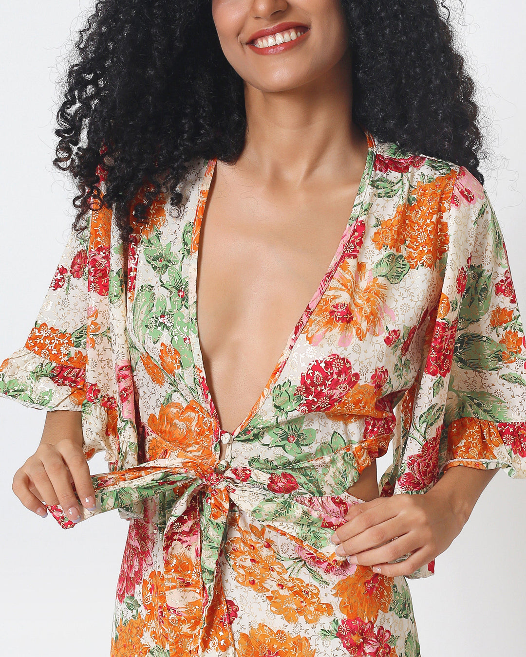Cabo Dress Close-up: tiefes V, seitliche Raffung und Knüpfband in Blumenoptik