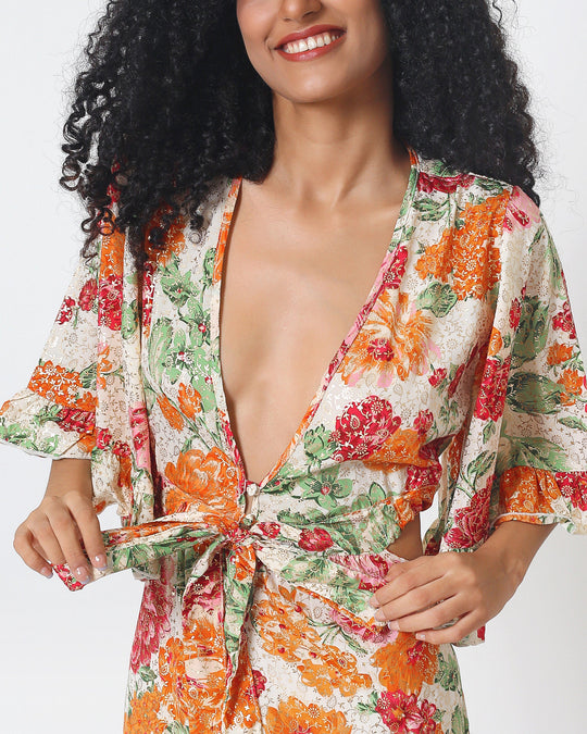 Cabo Dress Close-up: tiefes V, seitliche Raffung und Knüpfband in Blumenoptik