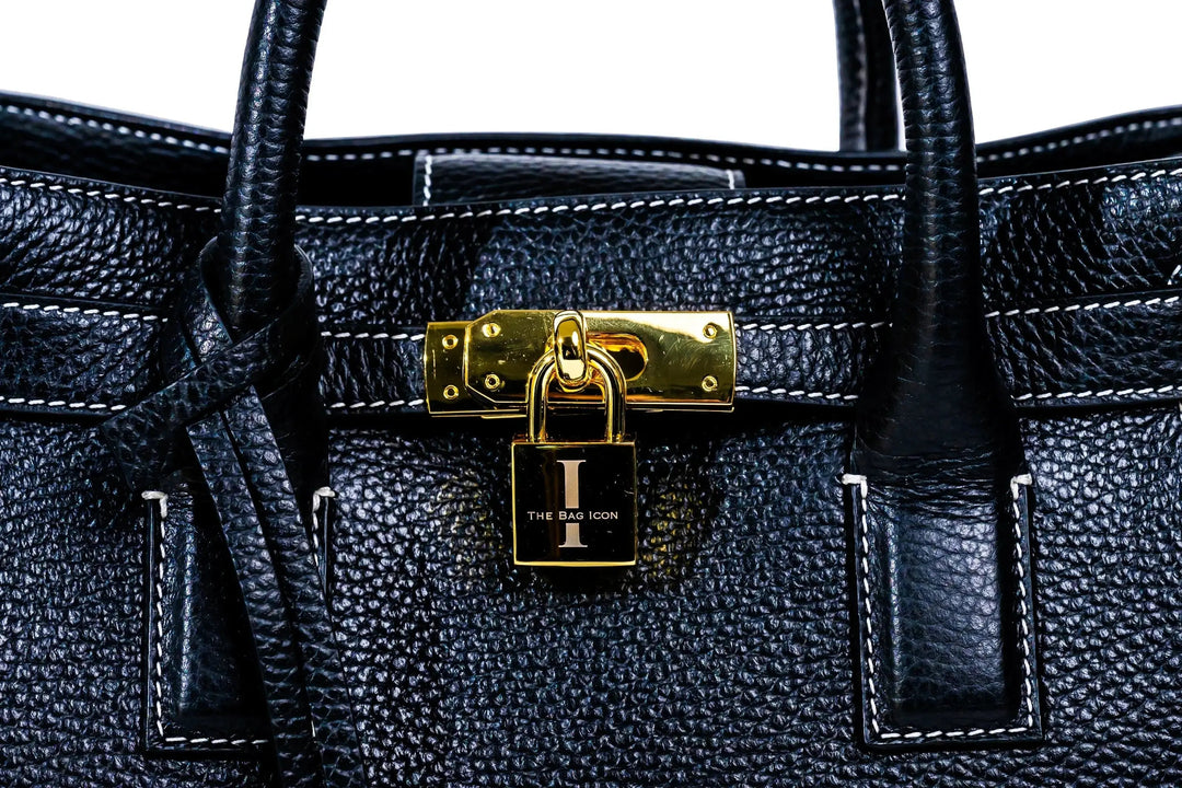 THE SHARON CLAUDIA detalle del candado y herrajes en bolso azul oscuro