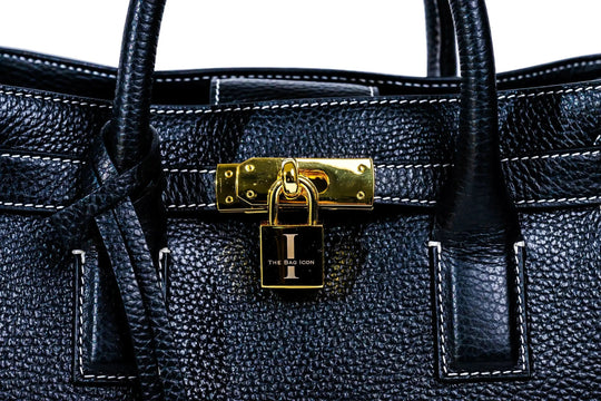 THE SHARON CLAUDIA detalle del candado y herrajes en bolso azul oscuro
