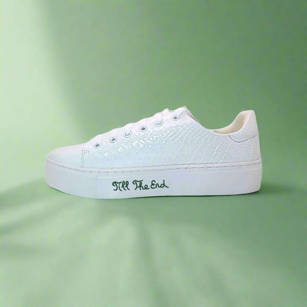 Weiße Sneaker mit Schlangenmuster, Schnürung und flacher, breiter Kautschuksohle