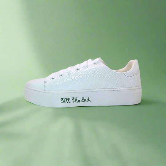Weiße Sneaker mit Schlangenmuster, Schnürung und flacher, breiter Kautschuksohle
