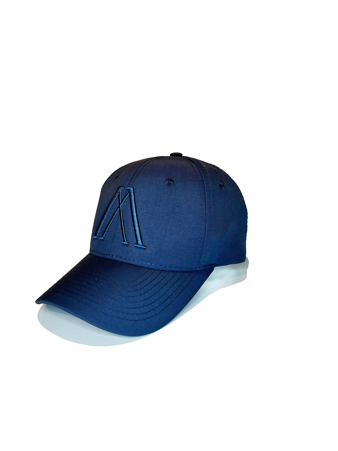 Dunkelblaue Baseballkappe, Seitenansicht mit gesticktem A-Logo und Schirm