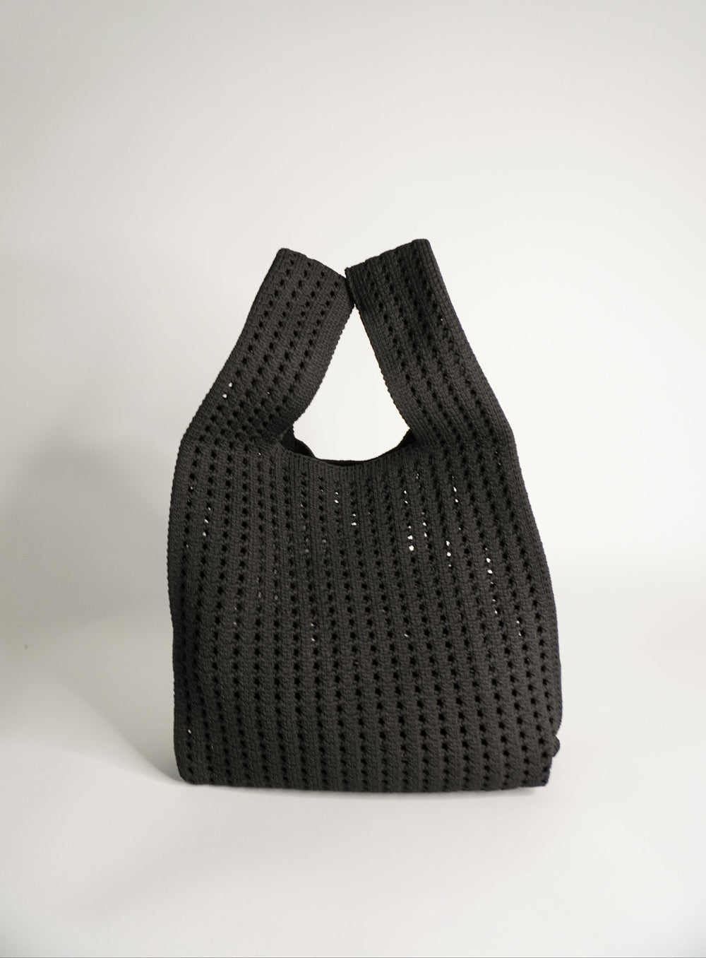 Häkelhandtasche, schwarze Beutelform mit breiten Trägern und offener Öffnung