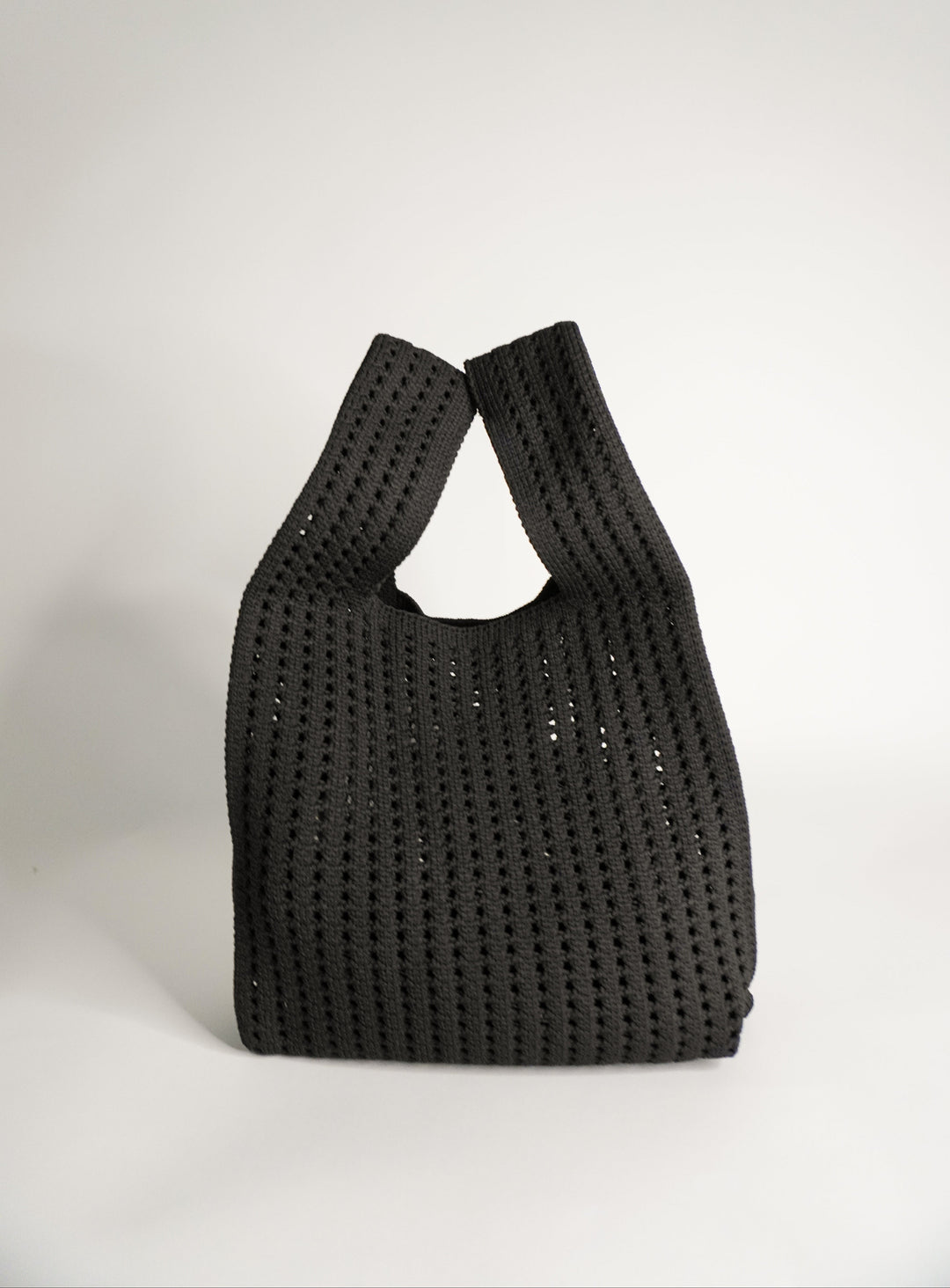 Häkelhandtasche, schwarze Beutelform mit breiten Trägern und offener Öffnung