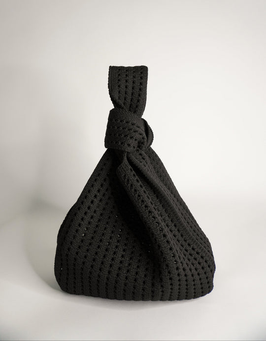Maßgefertigte Häkelhandtasche, schwarzes Beutel-Design mit Knotenverschluss