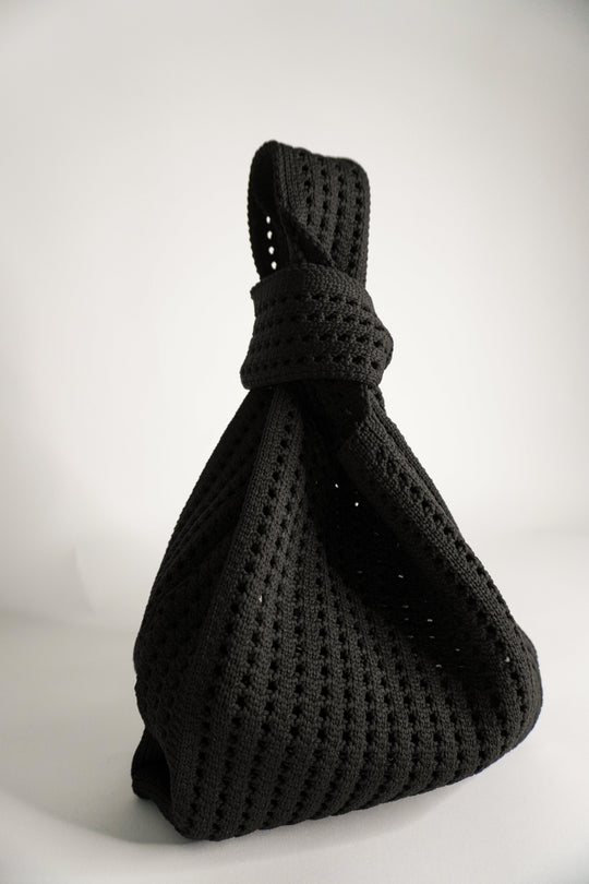 Schwarze Häkelhandtasche mit gedrehtem Knoten oben und geräumigem Beutel