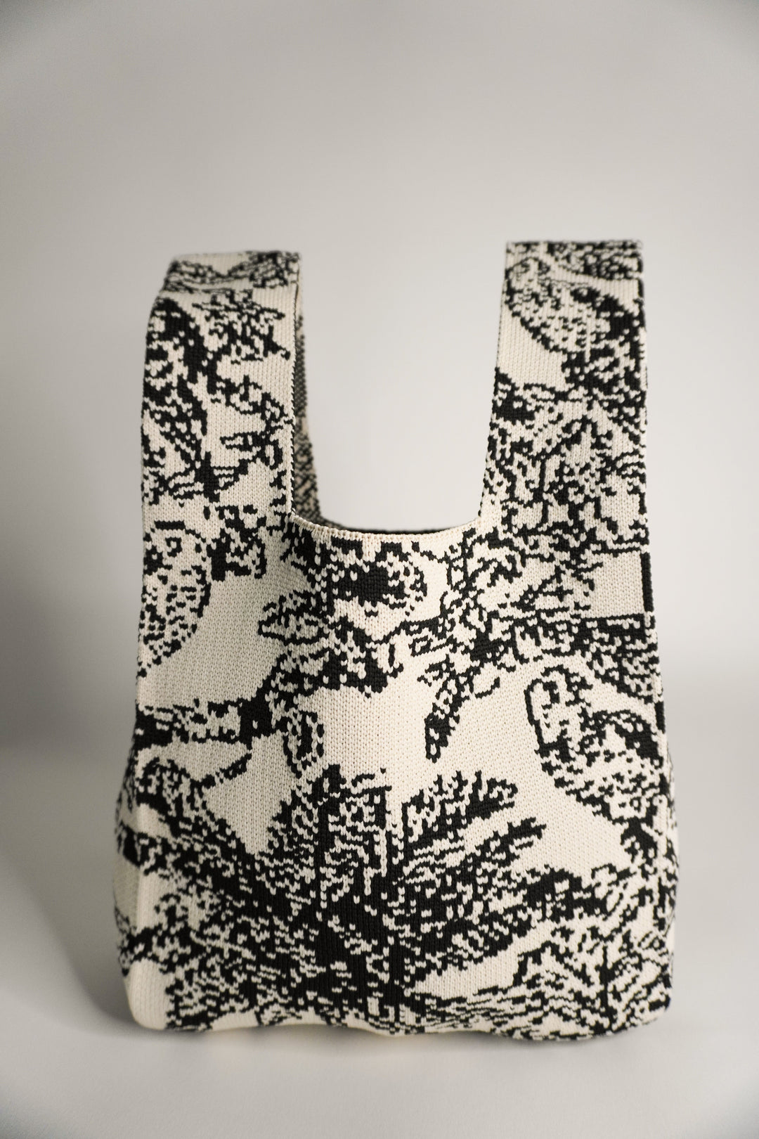 Palm Beach black handbag close-up front with wide opening and abstract black/white weave