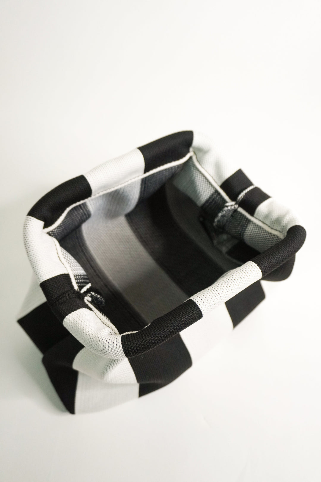 Gestreifte Clutch-Tasche mit Innenfutter, schwarze und weiße Streifen, offen