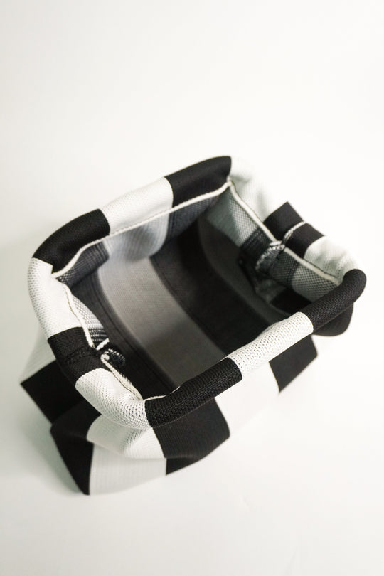 Gestreifte Clutch-Tasche mit Innenfutter, schwarze und weiße Streifen, offen