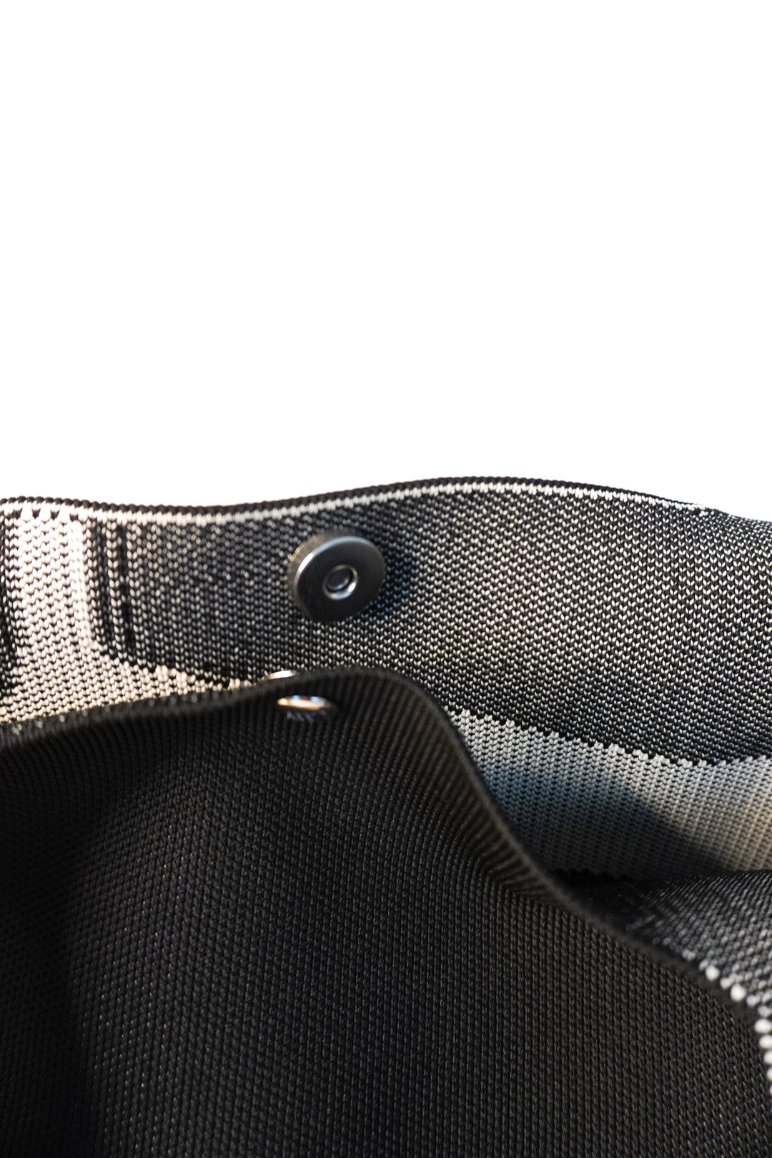 MOOdy tote detalle de broche superior y tejido, patrón negro y blanco
