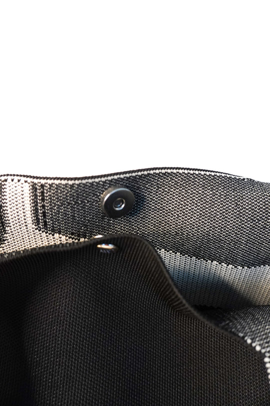 MOOdy tote detalle de broche superior y tejido, patrón negro y blanco