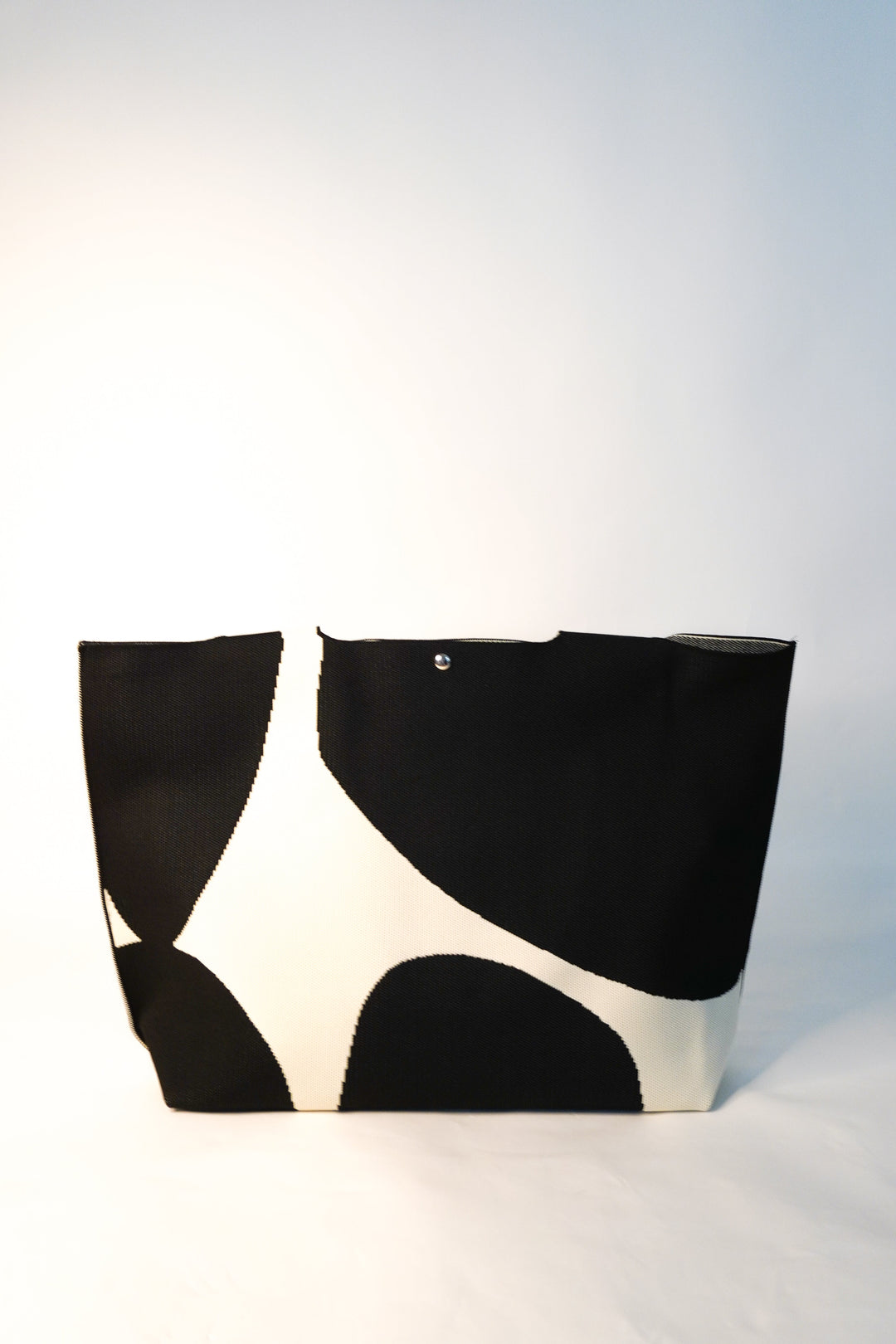 MOOdy Black Signature Tote vista lateral, patrón abstracto negro y blanco con broche superior