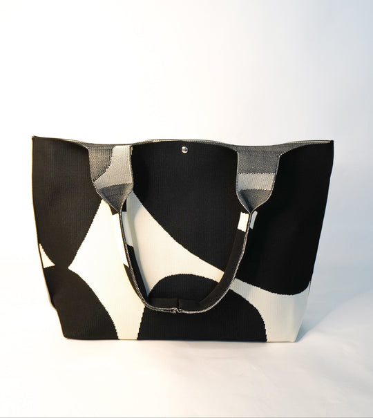 MOOdy Black Signature Tote con asas y patrón abstracto bicolor negro y blanco