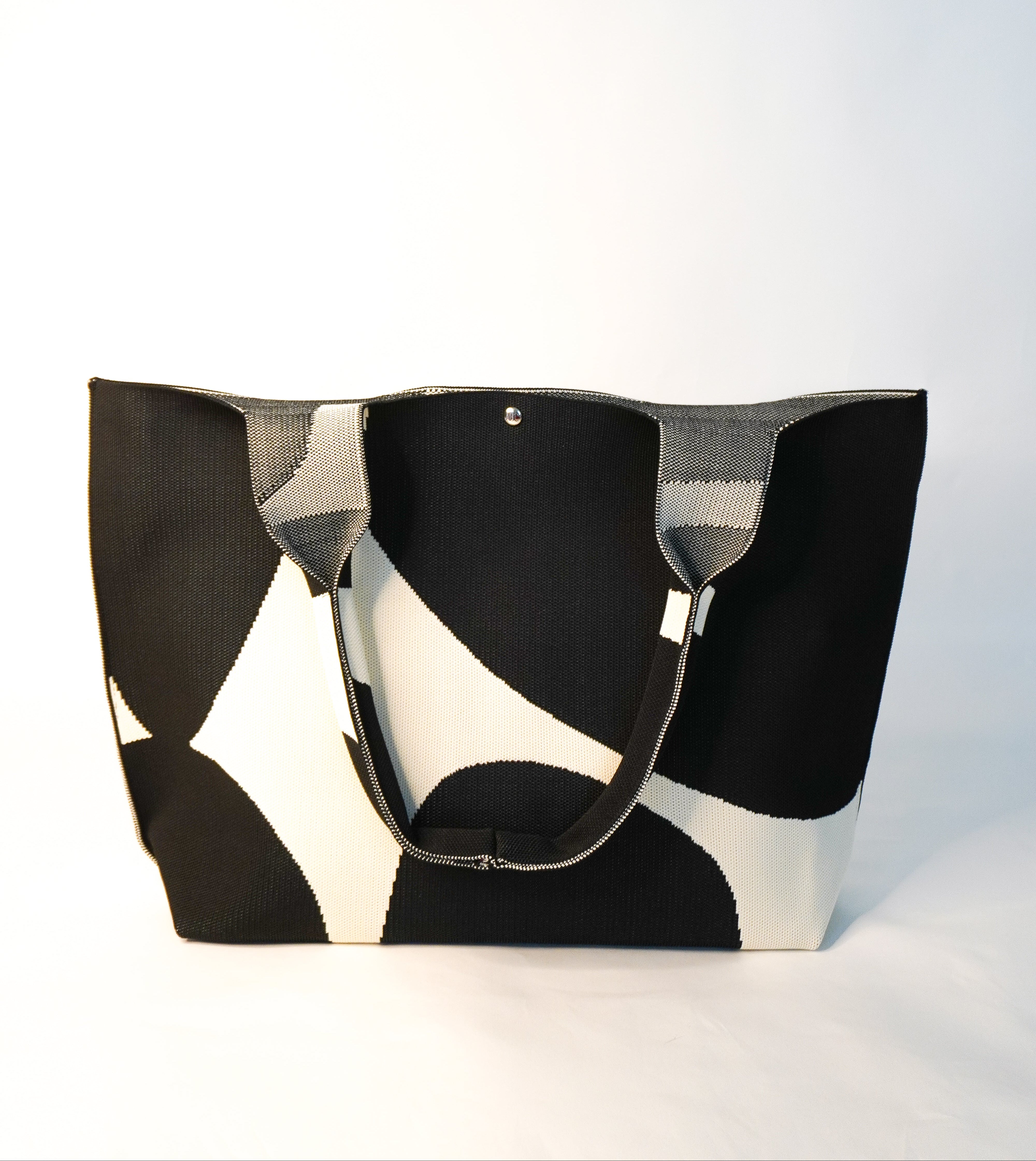 MOOdy Black Signature Tote con asas y patrón abstracto bicolor negro y blanco