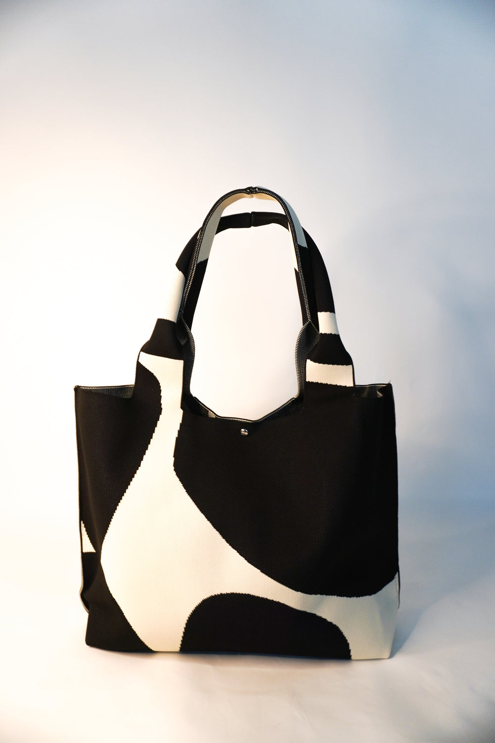 MOOdy Black Signature Tote con asas cortas y bolsillo frontal, patrón negro/blanco