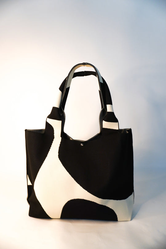 MOOdy Black Signature Tote con asas cortas y bolsillo frontal, patrón negro/blanco