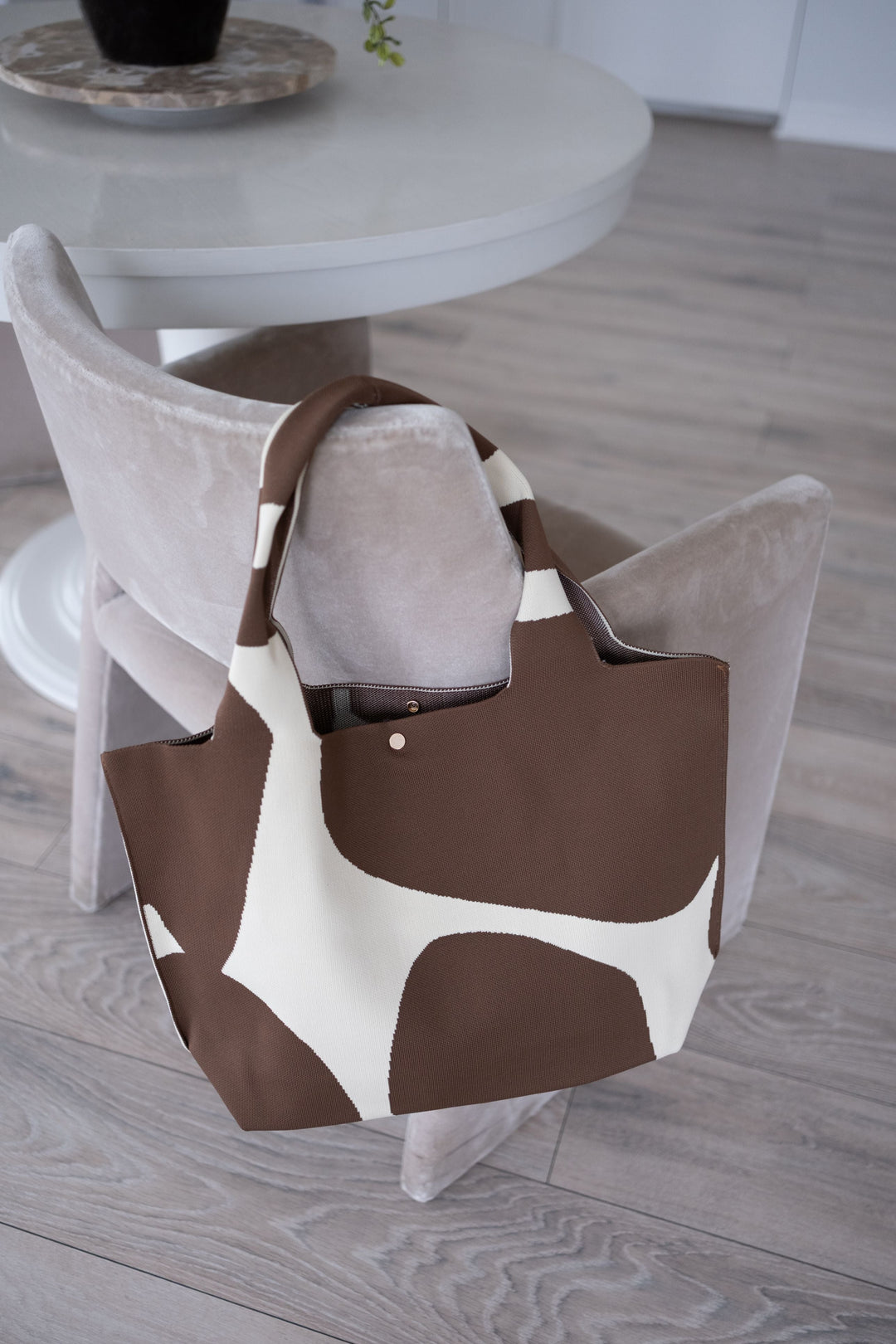 MOOdy Latte Signature Tote con stampa a macchie marroni e borsa interna crema