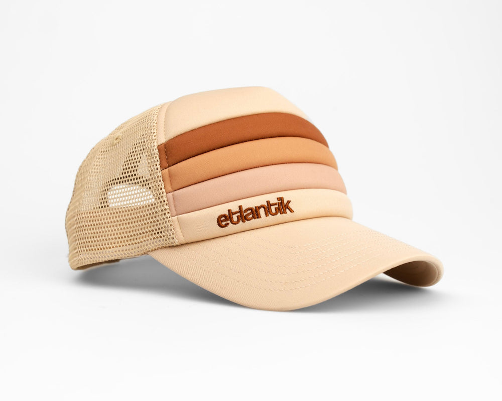 Base Tan Swell Cap mit Netzseiten und Etikett auf dem Riemen