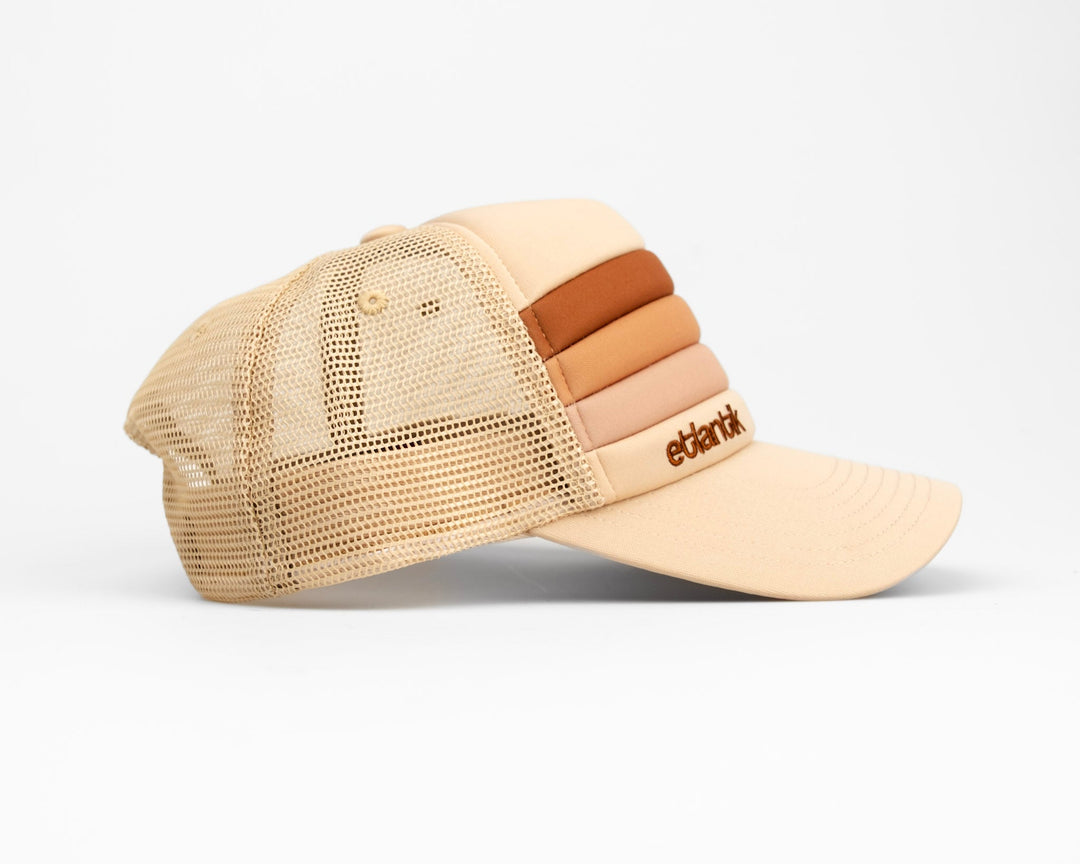 Tan Swell Cap seitlich: beiger Netzstoff, braune Einsatzstreifen, gekrümmter Schirm
