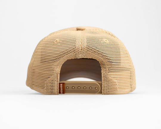 Tan Swell Cap Rückansicht mit Netzeinsatz und verstellbarer Verschlussklappe