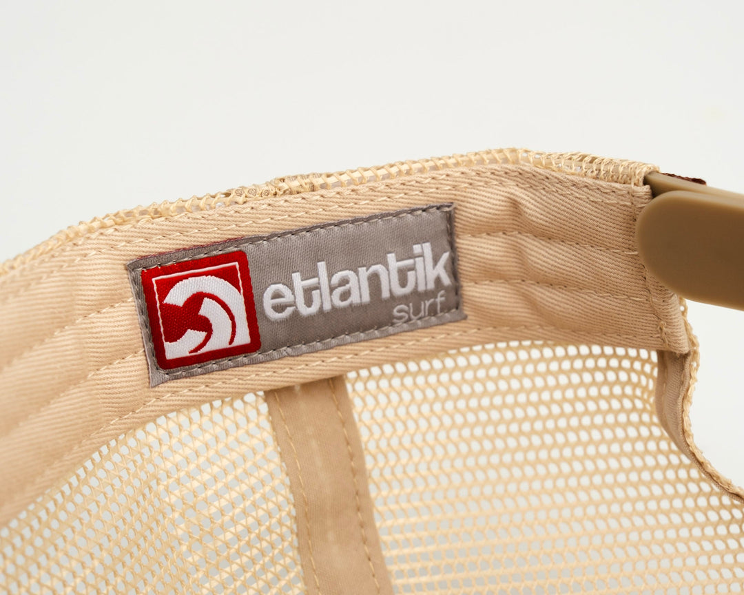 Tan Swell Cap Detail: beige Kappe mit Logo-Patch und Netzeinsatz